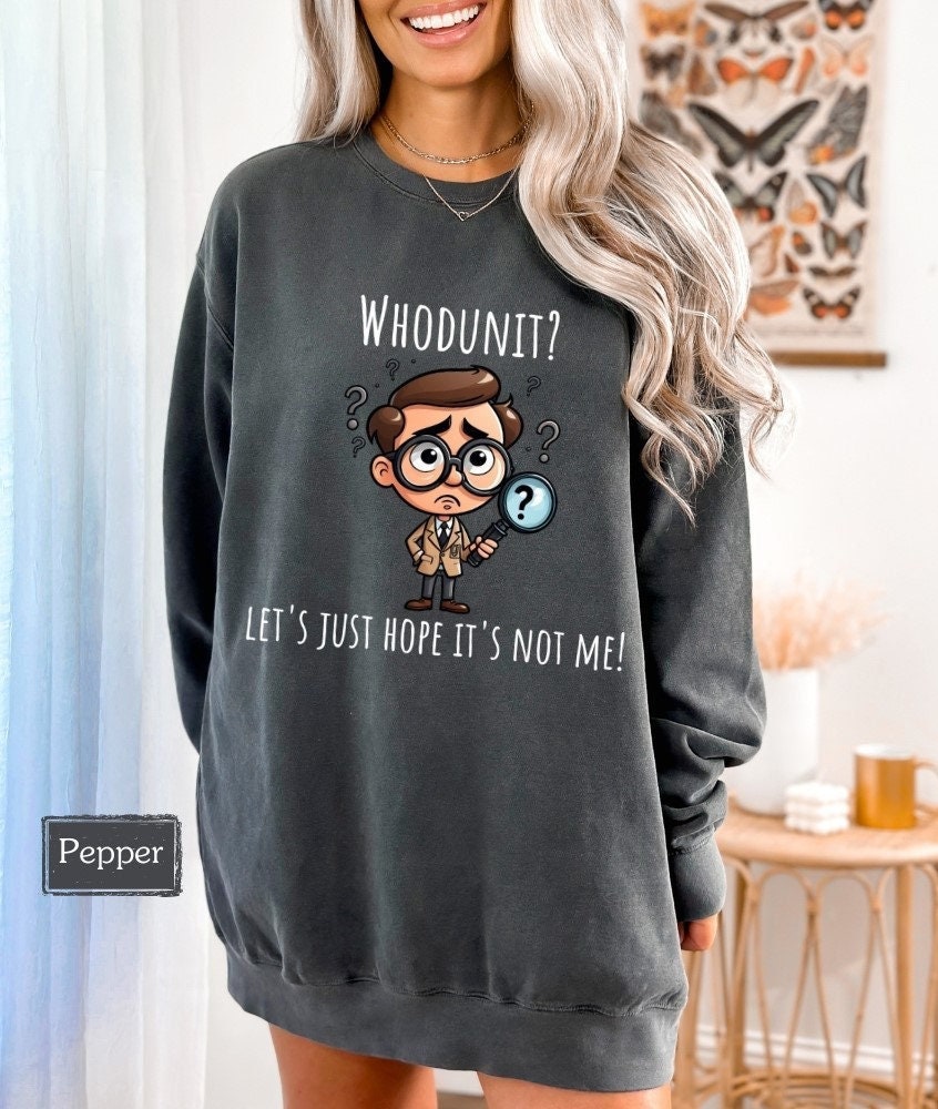 Hilarious crime show sweatshirt with a cartoon detective and the slogan 'Whodunit?' A must-have for true crime lovers, murder mystery enthusiasts, and horror fans. Great as a true crime gift or for crime show addicts and bookworms.