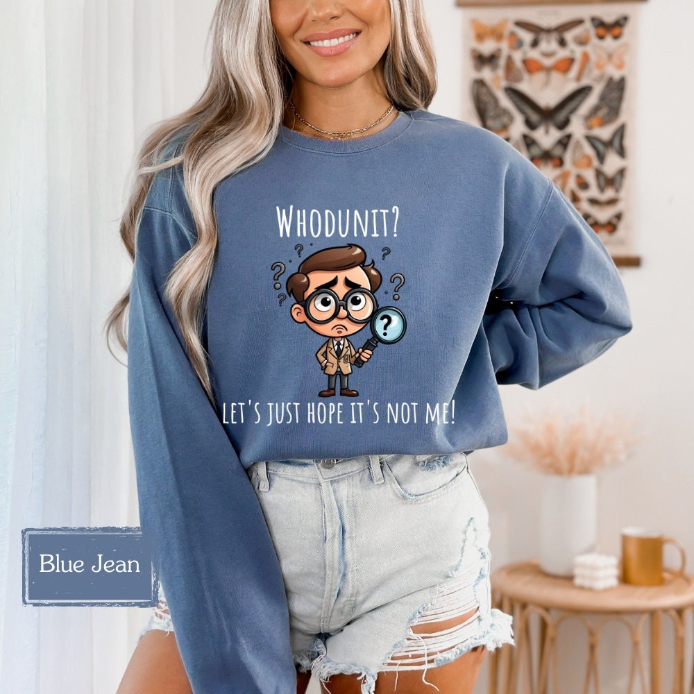 Hilarious crime show sweatshirt with a cartoon detective and the slogan 'Whodunit?' A must-have for true crime lovers, murder mystery enthusiasts, and horror fans. Great as a true crime gift or for crime show addicts and bookworms.