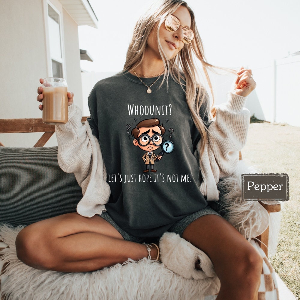Hilarious crime show shirt with a cartoon detective and the slogan 'Whodunit? on a pepper-colored tee. A must-have for true crime lovers, murder mystery enthusiasts, and horror fans. Great as a true crime gift or for crime show addicts and bookworms.